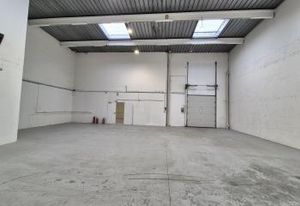 Location locaux rénovés Champs-sur-Marne - Parc clos sécurisé