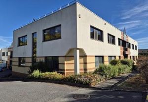 Location locaux rénovés Champs-sur-Marne - Parc clos sécurisé