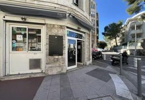 Location local commercial Nice - Angle de rue proche transports