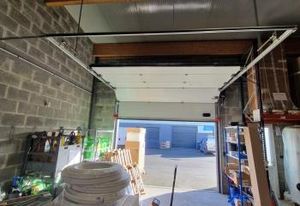 Local d'activité à louer Ifs - Bureaux + dépôt avec porte sectionnelle
