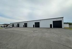 Location local d'activité Lons - Axe passant - Porte sectionnelle