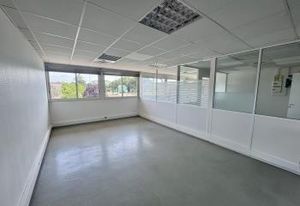 Location bureaux Seilh - Centre commercial dynamique, axe passant