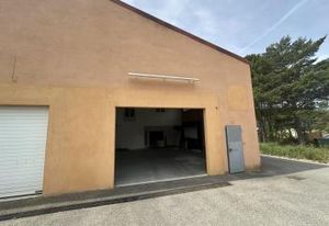 Location local commercial zone Les Esparus Villecroze