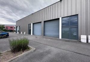 Location local d'activité Saint-Genis-les-Ollières - Porte sectionnelle 4x4,5m