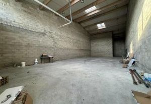 Location local d'activité Persan - Mezzanine et parking privé