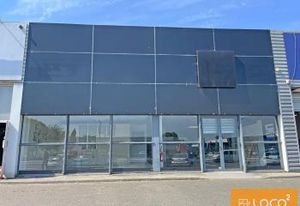 Location local commercial - 298 m²