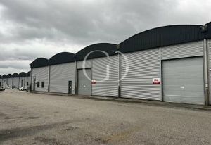 Location activité/entrepôt - 2570 m²