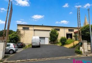 Vente entrepôt Lussac - Proche transports en commun