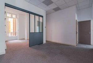 Location bureaux Marseille 1 - Rue de la République proche métro et tramway
