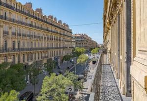 Location bureaux Marseille 1 - Rue de la République proche métro et tramway