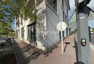 Location local commercial angle de rue Tours-sur-Marne