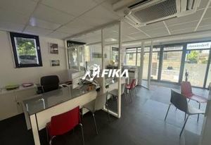 Vente local commercial Saint-Médard-en-Jalles - Rue commercante