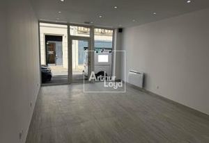 Boutique rénovée à louer Moret-Loing-et-Orvanne centre