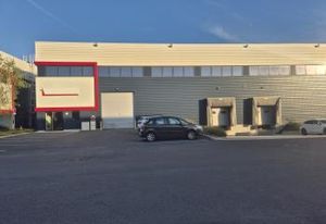 Location entrepôt Chanteloup-en-Brie - 1 quai + 1 porte sectionnelle