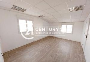 Vente bureau Saint-Lyphard - Ascenseur et accès PMR