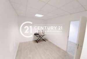 Vente bureau Saint-Lyphard - Ascenseur et accès PMR