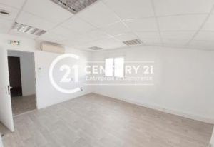 Vente bureau Saint-Lyphard - Ascenseur et accès PMR
