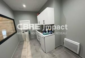 Location bureaux Ormes - 2 places parking privatives