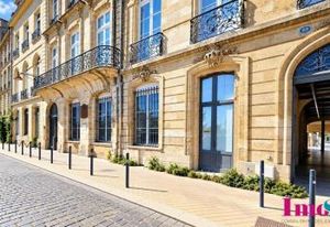Location bureaux Bordeaux Quai des Chartrons - Tram et vue Garonne