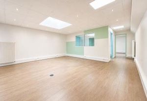 Vente ou location bureaux Paris 15 avec vitrine et accès rue