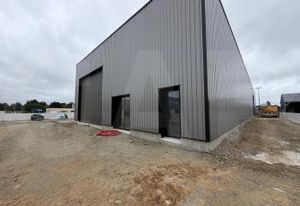 Local d'activité neuf à vendre Trémuson - Parking et extérieur clôturé