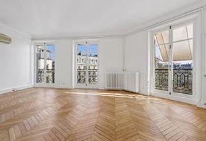 Bureaux rénovés Paris 9 place Estienne d'Orves