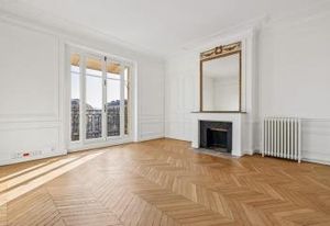 Bureaux rénovés Paris 9 place Estienne d'Orves