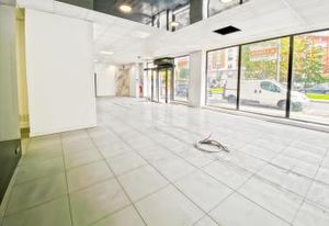Location bureaux Paris 20 - Porte de Vincennes, vitrine 10m