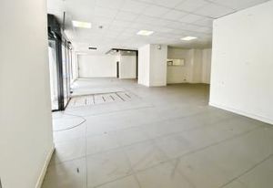 Location bureaux Paris 20 - Porte de Vincennes, vitrine 10m