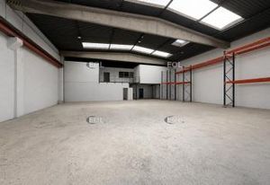 Cellule d'activités à vendre Saint-Ouen-l'Aumône - Cour extérieure