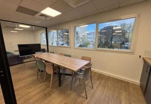 Location bureaux Gémenos - Parc arboré et vue sur les collines
