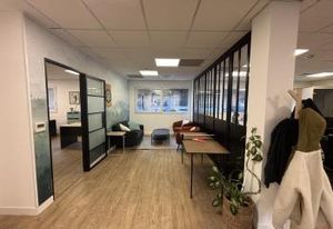 Location bureaux Gémenos - Parc arboré et vue sur les collines