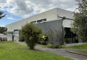 Entrepôt et bureaux à vendre Bruz - Proximité aéroport Rennes Bretagne