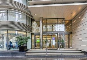 Location bureaux Paris 17 - Terrasse privative et hôtesses d'accueil