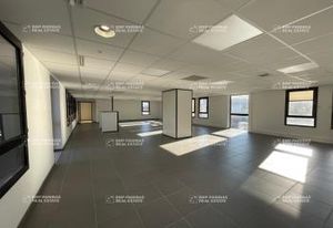 Bureaux à louer à Sassenage, nombreux stationnements extérieurs