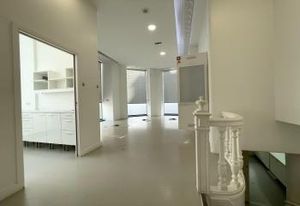 Location local commercial Paris 11e - Angle rue passante