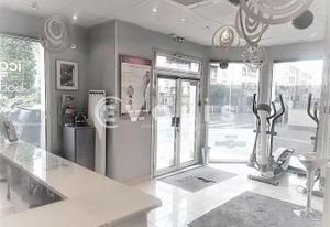 Location local commercial Montrouge - Facade d'angle 10 ml