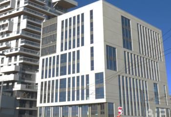 Location bureaux Bordeaux - Quartier Euratlantique, tramway en pied d'immeuble