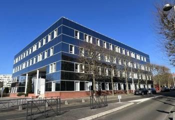 Location bureaux Guyancourt - Proche gare Saint-Quentin-en-Yvelines et axes routiers