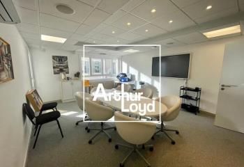 Location bureaux Nîmes - Centre-ville, proche commerces et services