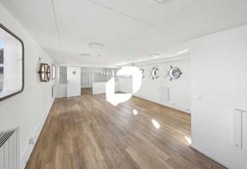 Vente bureaux Asnières-sur-Seine, péniche sur Seine, proche métro et axes routiers