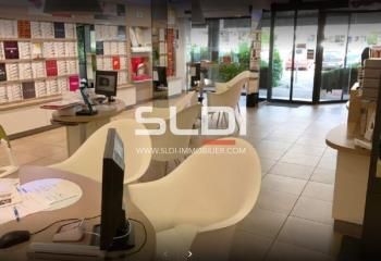 Local commercial à louer Bron centre-ville - Transports en commun