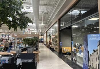 Location local commercial Tavers - Galerie marchande