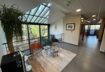 Location bureaux Solliès-Pont - Proche autoroute, 26 places de parking
