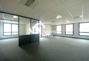 Location bureaux Saint-Priest - Proche magasin BUT