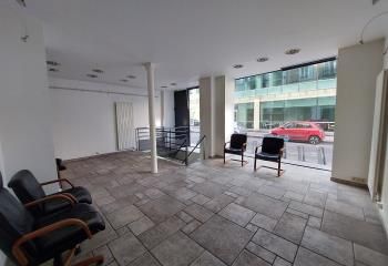 Location bureau RDC Paris 7 - Rue passante