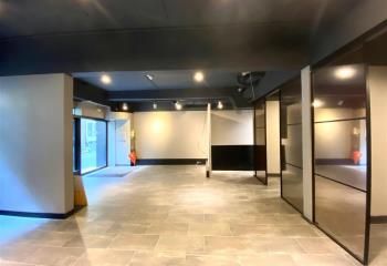 Bureaux à louer Paris 15, proche métro Vaugirard, vitrine et accès direct