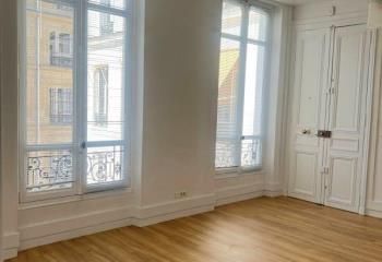 Bureau à louer Paris 8, proche métro Madeleine, dans immeuble de standing