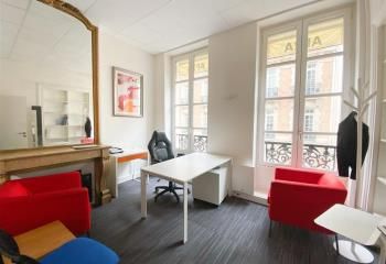 Location bureaux Paris 9, proche métro Liège, immeuble avec parties communes bien entretenues