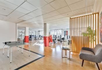 Location bureaux Paris 11, proche métro Rue Saint-Maur, immeuble industriel